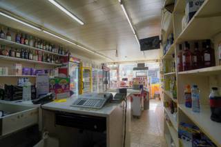 Deze winkel is met de woonst momenteel verhuurd aan 1.450,-€ / maand.<br />Het is een nachtwinkel.<br />Ideaal om zelf uw business te starten.<br />Nachtwinkels genereren goede opbrengst zodat je gemakkelijk én de lening kunt terugbetalen én voorzien in je eigen onderhoud.<br />Electriciteit goedgekeurd, Dubbele beglazing en geïsoleerd dak,<br />Keuken en badkamer zijn doenbaar.<br /><br />Wenst u via architect later een plan in te dienen om het dak recht te trekken en er een volwaardige verdieping van te maken ? Het zal worden goedgekeurd.