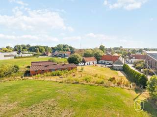 Prachtig gelegen karaktervolle hoeve met verzichten, op een perceel van maar liefst 3.831 m²!Op slechts 2 minuten van Waregem en Zulte bevindt zich deze authentieke hoeve met een uitzonderlijk potentieel.Gelegen op een prachtig perceel van maar liefst 3.831 m², geniet u hier van absolute privacy en een open zicht - en toch dichtbij alle voorzieningen.Deze eigendom vormt de ideale basis voor wie op zoek is naar ruimte, karakter en de mogelijkheid om een unieke woonomgeving te creëren. De hoeve kan verder afgewerkt worden volgens eigen smaak en wensen, waardoor u de vrijheid krijgt om uw droomproject volledig naar uw hand te zetten.Indeling van het woonhuis: gezellige leefruimte met open keuken, berging, wasplaats, badkamer met inloopdouche en 2 volwaardige slaapkamers. De zolderruimte biedt nog tal van mogelijkheden om bijkomende slaapkamers te creëeren.Daarnaast beschikt het geheel over 2 grote stalgebouwen, een open schuur en een bijgebouw (waarvan het dak reeds vernieuwd werd, dubbel glas pvc, ...), die een belangrijke meerwaarde bieden met tal van mogelijkheden.Troeven van deze eigendom:✔ Perceel van maar 3.831 m²✔ Authentieke hoeve met karakter✔ Slechts 2 minuten van Waregem én Zulte✔ Mooie ligging met maximale privacy✔ Zicht op velden✔ Naar eigen smaak af te werken✔ Tal van mogelijkheden voor wonen, werken, opslag of hobby'sEen zeldzame opportuniteit voor liefhebbers van ruimte, natuur en authentieke charme. Laat u verrassen door de mogelijkheden die deze unieke eigendom te bieden heeft.Meer informatie of een bezoek? charlotte@immobeguin.be