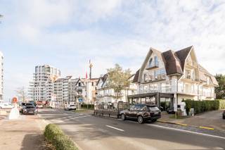 Appartement unique situé dans une résidence de villas avec vue imprenable, à quelques pas de la place Albert et du front de mer.<br /><br />Aménagement : hall d'entrée spacieux avec vestiaire et toilettes pour invités. Salon et salle à manger lumineux avec trois terrasses et vue panoramique sur la côte. Cuisine entièrement équipée avec appareils Miele.<br /><br />Chambre principale avec terrasse et salle de bains attenante avec fenêtre, double lavabo, baignoire et toilettes. Deux chambres à coucher à part entière partagent une salle de douche et disposent chacune d'un lavabo et d'armoires encastrées. <br /><br />Débarras pratique disponible.<br /><br />Possibilité d'acheter un garage + place de parking attenante.