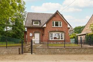 <p>Interesse of vragen? Neem gerust contact op met Erik via erik@copandi.be of via 0497/530796.</p><p></p><p>Deze woning is gelegen in Rotselaar, meer bepaald in de St-Pietersstraat 4. Dit is een erg rustige straat die op wandelafstand ligt van het centrum van Rotselaar. De lagere scholen 'De Klinker' en 'De Straal' liggen echt vlakbij, maar ook openbaar vervoer is vlakbij. Bovendien ben je op enkele minuten aan de E314, met een goede verbinding naar Leuven en Brussel.</p><p></p><p></p><p><strong>Gelijkvloers</strong><br />Deze woning beschikt over meerdere leefruimtes die zorgen voor een verrassend ruime en flexibele indeling. De grootste leefruimte van meer dan 31 m² vormt het centrale hart van de woning en biedt voldoende plaats voor een gezellige zithoek en eetruimte. Daarnaast zijn er nog twee bijkomende leefruimtes aanwezig die perfect kunnen dienen als salon, bureau of speelhoek.</p><p>De aparte keuken sluit mooi aan op de leefruimtes en biedt alle mogelijkheden om deze verder naar eigen smaak in te richten. De inkomhal zorgt voor een vlotte circulatie doorheen de woning en verbindt alle ruimtes op een praktische manier.</p><p></p><p><strong>Verdiep 1</strong><br />Op de eerste verdieping bevinden zich drie slaapkamers van verschillende groottes. De ruime master bedroom biedt voldoende plaats voor extra kasten of een dressing. Daarnaast beschikt de woning over een badkamer met bad en wastafel. De centrale nachthal zorgt voor een aangename verbinding tussen alle kamers.</p><p></p><p>Deze woning in Rotselaar biedt verrassend veel leefruimte en tal van mogelijkheden voor gezinnen of kopers die op zoek zijn naar een woning met karakter en een praktische indeling.</p><p></p><p>✅ Drie slaapkamers<br />✅ Meerdere leefruimtes<br />✅ Aparte keuken<br />✅ Badkamer met ligbad<br />✅ Flexibele indeling met veel mogelijkheden<br />✅ Gelegen in Rotselaar</p>
