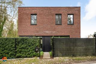 Op een uitstekende locatie te Putte bevindt zich deze prachtige woning met 3 slaapkamers en dressing. U geniet hier van een aangename ligging in...