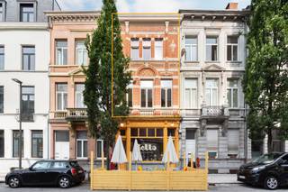 <p><span>Op een absolute toplocatie in Antwerpen-Zuid, tussen de Leien en de Leopold de Waelplaats, bevindt zich dit indrukwekkende burgerhuis. De Graaf van Hoornestraat geniet van een uitzonderlijk gegeerde ligging, op wandelafstand van het KMSKA, de Lambermontplaats, het Zuidpark en de Marnixplaats.</span></p>
<p><span>Dit eclectische winkelhuis met karakteristieke rode bakstenen gevel werd in 2019 grondig gerenoveerd, met behoud van de authentieke elementen. Via een aparte inkom bereikt u het bovenliggende triplexappartement.</span></p>
<p><span>De gezandstraalde houten trap leidt naar de eerste verdieping met een ruime, lichtrijke leefruimte en een volledig geïnstalleerde keuken. Aansluitend bevindt zich een aangenaam terras met avondzon. Enkele trapjes lager ligt de eerste slaapkamer met ensuite badkamer, voorzien van douche, lavabo en toilet.</span></p>
<p><span>De tweede verdieping beschikt over een tweede leefruimte met karaktervolle dubbele glazen deur en een aansluitend terras. Ook hier bevindt zich, enkele treden lager, een ruime slaapkamer met badkamer.</span></p>
<p><span>De dakverdieping vervolledigt het appartement met twee volwaardige slaapkamers en een derde badkamer, uitgerust met douche, lavabo, toilet en aansluitingen voor wasmachine en droogkast.</span></p>
<p><span>Doorheen het appartement werd de authentieke charme zorgvuldig bewaard. De doorlopende parketvloer, originele elementen en talrijke ingemaakte kasten creëren een warme uitstraling en een optimaal wooncomfort.</span></p>
<p><span>Het appartement is momenteel stabiel verhuurd en vormt hierdoor een interessante investering op een bijzonder gegeerde locatie.</span></p>