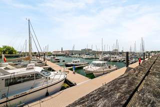 Leuk en instapklaar appartement, gelegen op de mooie Rederskaai te Zeebrugge. Een aantrekkelijke locatie voor jong en oud, waar u kunt genieten van een mooie wandelboulevard langs het water. Een heerlijke promenade aan de zonnekant met de aangemeerde zeilboten als uitzicht. Puur genieten.<br /><br />Indeling: ruime inkomhal met gastentoilet en ingebouwde vestiaire, een mooie leefruimte met een op maat gemaakte kastenwand en tv-voorziening, een verzorgde open keuken, een badkamer met douche en een volwaardige slaapkamer. Grenzend aan de leefruimte nog een knus terras vol in de zon. <br /><br />Private kelderberging en 3 fietshaken inbegrepen in de prijs. <br />Autostaanplaats in het gebouw aan te kopen mits meerprijs.<br /><br />Conforme elektriciteitskeuring en vrij bij akte.<br />Kortom: u kunt onmiddellijk en vooral zorgeloos genieten van deze mooie investering.<br /><br />Wenst u een vrijblijvend bezoek of meer informatie?<br />Contacteer Sacha Vanrafelghem op GSM 0487/43.79.10.