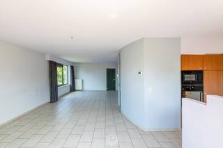 Dit appartement op de eerste verdieping, gelegen in een <strong>rustige woonwijk</strong>, biedt een aangename combinatie van ruimte, lichtinval en comfort.<br /><br />U komt binnen via de inkomhal met vestiarekast en gastentoilet en betreedt vervolgens de lichtrijke leefruimte met open keuken. Dankzij de gunstige ligging en de extra vrije gevel geniet de leefruimte van een aangename natuurlijke lichtinval doorheen de dag. Via de leefruimte heeft u toegang tot het <strong>gezellige terras</strong>, waar u heerlijk kan genieten van een rustig moment buiten.<br /><br />Verder beschikt het appartement over <strong>drie slaapkamers </strong>met een oppervlakte van ca. 14 m², 7,60 m² en 10 m². De badkamer is uitgerust met zowel een bad als douche. Achter de badkamer bevindt zich bovendien een praktische <strong>wasberging</strong>.<br /><br />Dankzij de praktische indeling biedt dit appartement een ideale woonoplossing voor wie op zoek is naar een ruim en lichtrijk appartement.<br />Het appartement beschikt bovendien over een gunstig <strong>EPC-label B</strong> (150 kWh/m²), wat bijdraagt aan een energiezuinige woonervaring.<br /><br />Een garagebox is afzonderlijk mee aan te kopen voor € 25.000.<br /><br />Ontdek zelf de troeven van dit appartement en neem vandaag nog contact met ons op voor een bezoek: 03 502 98 74 of emily@claves.be.