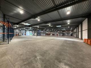 <p>Industrieel gebouw gelegen op het industrieterrein Overhaem in Tongeren, in de directe omgeving van de N20 richting Luik en de E313 (Luik - Antwerpen).<br />Met een totale grondoppervlakte van 4.138 m² en een bruikbare oppervlakte van 3.513 m² is dit pand geschikt voor uiteenlopende logistieke of productiegerichte activiteiten.</p><p>Specificaties van het pand<br />• Optimale indeling & opslag: 2.400 m² magazijnruimte op het gelijkvloers en 1.005 m² mezzanine (bereikbaar via goederenlift).<br />• Laden & lossen: Uitgerust met een laad- en loskade én gelijkvloerse poorten voor een snelle goederenstroom.<br />• Kantoor & wooneenheid: Inclusief 54 m² kantoorruimte op het gelijkvloers en een studio van 54 m² op de eerste verdieping.<br />• Modern & veilig: Recent vernieuwde led-verlichting, rookluiken, drijfkracht en een volledig omheind terrein met een elektrische toegangspoort.</p><p>Dit pand kan ook gekocht worden.</p><p>Interesse om dit pand te bezichtigen? 0478/930500 of info@jansenrealestate.be</p>