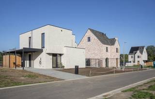 <strong>WONING LOT 11 IN WOONPROJECT PAULINA PARK TE LANKLAAR.</strong><br /><br /><strong>KENMERKEN WONING</strong><br /><span>- 3 Slaapkamers.</span><br /><span>- Oppervlakte woning: 124m².</span><br /><span><span>- Grondoppervlakte perceel: 4a08ca.<br /></span></span>
<p><strong>BEZOEK ONZE MODELWONING </strong><br />Ontdekken hoe het echt voelt om te wonen in Paulina Park? Maak nu een afspraak en kom onze modelwoning ontdekken.<br /><br /><strong>ALGEMEEN<br /></strong>In het verlengde van de Dr. Lenstralaan in Lanklaar, Dilsen-Stokkem, in de richting van de Zuid-Willemsvaart, is het uitzonderlijke woonproject <strong>Paulina Park </strong>in volle ontwikkeling. Dit project omvat <strong>29 karaktervolle open bebouwde woningen</strong> met tuin, smaakvol geïntegreerd in de groene omgeving aan het water.<br /><br /><strong>HARMONIEUS WONEN<br /></strong>Elke woning is voorzien van duurzame materialen die harmonieus aansluiten bij de omgeving. Bovendien is iedere woning uitgerust met <strong>vloerverwarming, warmtepomp, zonnepanelen en ventilatiesysteem D</strong>, zodat u gewapend bent voor een zorgeloze en energiezuinige toekomst!<br /><br /><strong>AFWERKING & MATERIALEN<br /></strong>Voor de <strong>afwerking worden ruime budgetten </strong>voorzien. Alle wooneenheden worden standaard <strong>hoogwaardig afgewerkt </strong>met <strong>duurzame en moderne materialen en technieken</strong>. We denken graag met u mee om de woning helemaal naar uw smaak en persoonlijkheid af te werken. Op basis van onze ervaring slagen we er steeds opnieuw in om een <strong>unieke en exclusieve uitstraling</strong> te geven naargelang uw wensen.<br /><br /><strong>LIGGING<br /></strong>Omringd door weelderig groen, biedt deze locatie vlakbij het Nationaal Park Hoge Kempen een idyllische leefomgeving. Ingesloten tussen de bosrand en het water van de Zuid-Willemsvaart creëert Paulina Park de perfecte balans tussen groen, water en comfort, met alles wat u nodig hebt binnen handbereik.<br /><br />Op slechts 5 minuten afstand bevinden we ons in het stadscentrum van Dilsen-Stokkem en met de oprit van de E314 op slechts 10 minuten afstand, geniet u van een vlotte verbinding met nabijgelegen steden (Genk, Maasmechelen, Hasselt,...).<br /><br /><strong>PRIJZEN<br /></strong>De vermelde prijzen zijn exclusief BTW op de constructie/infra-wegenis, verkooprechten op de grond, aktekosten, ereloon notaris, opzoekingskosten, aandeel verkavelingsakte en kosten aandeel nutsvoorzieningen. Contacteer ons voor een kostenraming.<br /><br />Bekijkt u deze advertentie via een aanverwante vastgoedsite, surf dan zeker naar onze website <strong>www.N78vastgoed.be </strong>voor een uitgebreide beschrijving en foto's. Meer informatie: <strong>+32 (0)89 86 18 88 </strong>of<strong> info@N78vastgoed.be</strong>.</p>