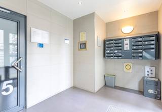 Studio agréable, confortable et bien situé au Marolles, un quartier ou il fait bon vivre. Il se trouve au 3e étage d'une résidence bien gérée...