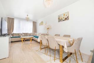 Op de grens tussen Sint-Joost-ten-Node en Schaarbeek, vlak bij het Armand Steurs-plein, kunt u dit appartement met 1 slaapkamer van 67 m² ontdekken, gelegen op de 1e verdieping van een klein mede-eigendom met slechts 5 woningen, met zeer lage gemeenschappelijke kosten.<br /><br />Het appartement bestaat uit een inkomhal van ±5 m² met apart toilet en wastafel, een badkamer en een stookruimte/berging. Aan de straatkant wordt de woonkamer van ±20 m² verlengd door een keuken van ±7 m², waarvan de scheidingswand kan worden geopend om een mooie, gezelligere leefruimte te creëren. De keuken beschikt tevens over een bijkeuken/wasruimte van ±2 m², wat in het dagelijks leven bijzonder praktisch is.<br /><br />Aan de achterzijde biedt de slaapkamer van ±18 m² een bijzonder royale oppervlakte en profiteert van een rustigere omgeving.<br />Aluminium kozijnen met dubbele beglazing, individuele Vaillant-gascondensatieketel en EPC-klasse G. Elektriciteit niet conform. Gemeenschappelijke kelder.<br /><br />Momenteel verhuurd voor 841,73 €/maand na indexering tot 2026; dit pand vormt een mooie kans voor een eerste aankoop of een investering in huurwoningen.<br /><br />Kosten: ±35 €/maand (verzekering, lift en elektriciteit voor de gemeenschappelijke ruimtes)<br /> <br />
<p><b><u>Indeling</u>:</b></p>
<ul>
<li>67 m² – 1e verdieping</li>
<li>1 slaapkamer van ±18 m²</li>
<li>Woonkamer ±20 m²</li>
<li>Keuken ±7 m²</li>
<li>Bijkeuken/wasruimte ±2 m²</li>
<li>Hal ±5 m²</li>
<li>Badkamer</li>
<li>Aparte wc met wastafel</li>
<li>Stookruimte/berging</li>
</ul>
<p><b><u>Comfort & Technische voorzieningen</u>:</b></p>
<ul>
<li>Aluminium kozijnen met dubbele beglazing</li>
<li>Eigen atmosferische gasketel van Vaillant</li>
<li>EPB G</li>
<li>Elektriciteit niet conform</li>
<li>Gemeenschappelijke kelder</li>
</ul>
<p><b><u>De pluspunten</u>:</b></p>
<ul>
<li>Klein appartementencomplex met 5 woningen</li>
<li>Zeer lage gemeenschappelijke lasten</li>
<li>Verhuurd voor 824,48 €/maand (indexering 2025)</li>
<li>Ideaal als eerste aankoop of investering</li>
<li>Vlakbij het Square Armand Steurs</li>
</ul>