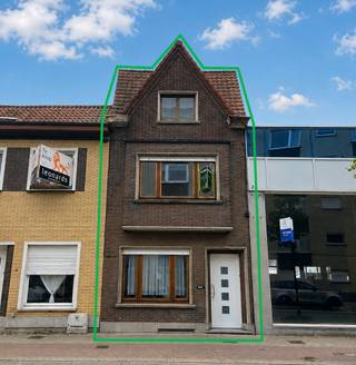Op een zeer centrale en vlot bereikbare ligging vinden we deze authentieke en gezellige burgerwoning, voorzien van alle comfort.<br /><br />Een absolute troef is de ruime garage met grote zolder, die niet alleen heel wat bergruimte biedt, maar ook perfect dienst kan doen als hobbyruimte. Bovendien is er een uitweg achteraan via de Tramstraat, wat zorgt voor extra praktisch gemak.<br /><br />Indeling gelijkvloers:<br /><br />- ruime inkomhal met trap<br />- gezellige leefruimte met dubbele deur<br />- aparte, volledig uitgeruste leefkeuken met spoelbak, vaatwasser, nieuwe oven, keramische kookplaat, dampkap, microgolfoven en nieuwe koelkast<br />- badkamer met lavabo en douche<br />- praktische binnenpatio met aansluiting voor wasmachine en/of droogkast en toegang tot het toilet<br />- ruime garage met grote zolder en sectionale poort, met rechtstreekse toegang tot de achterliggende straat<br /><br />Op de eerste verdieping bevinden zich twee slaapkamers. Eén slaapkamer beschikt over een ensuite dressing en badkamer met ligbad, toilet en er is een extra lavabo op de kamer.<br /><br />De zolderverdieping biedt nog twee extra kamers. Deze kunnen flexibel ingericht worden als derde slaapkamer, hobbykamer, mancave of extra bergruimte.<br /><br />Extra troeven:<br />- centrale en vlot bereikbare ligging<br />- uitweg achteraan via de Tramstraat<br />- ruime garage met grote zolder<br />- CV op aardgas<br />- conforme elektrische installatie<br />- internet via Proximus en Telenet<br />- houten ramen met dubbele beglazing en deels rolluiken<br />- droge kelder met extra bergruimte (voormalige kolenberging)<br />- stadswater<br />- gunstig EPC-label C – 242 kWh/m² jaar<br /><br />Kortom: een karaktervolle woning met verrassend veel ruimte, praktische extra's en tal van mogelijkheden. Een woning met authenticiteit en charme, voor wie op zoek is naar nét iets anders!