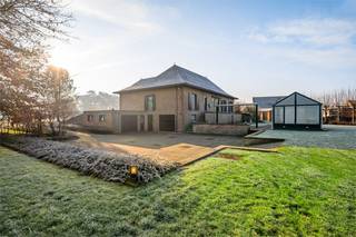 In het groene en rustige Herselt bevindt zich dit riante landhuis op een perceel van 4781 m²;Voor wie op zoek is naar ruimte, privacy en tal van...