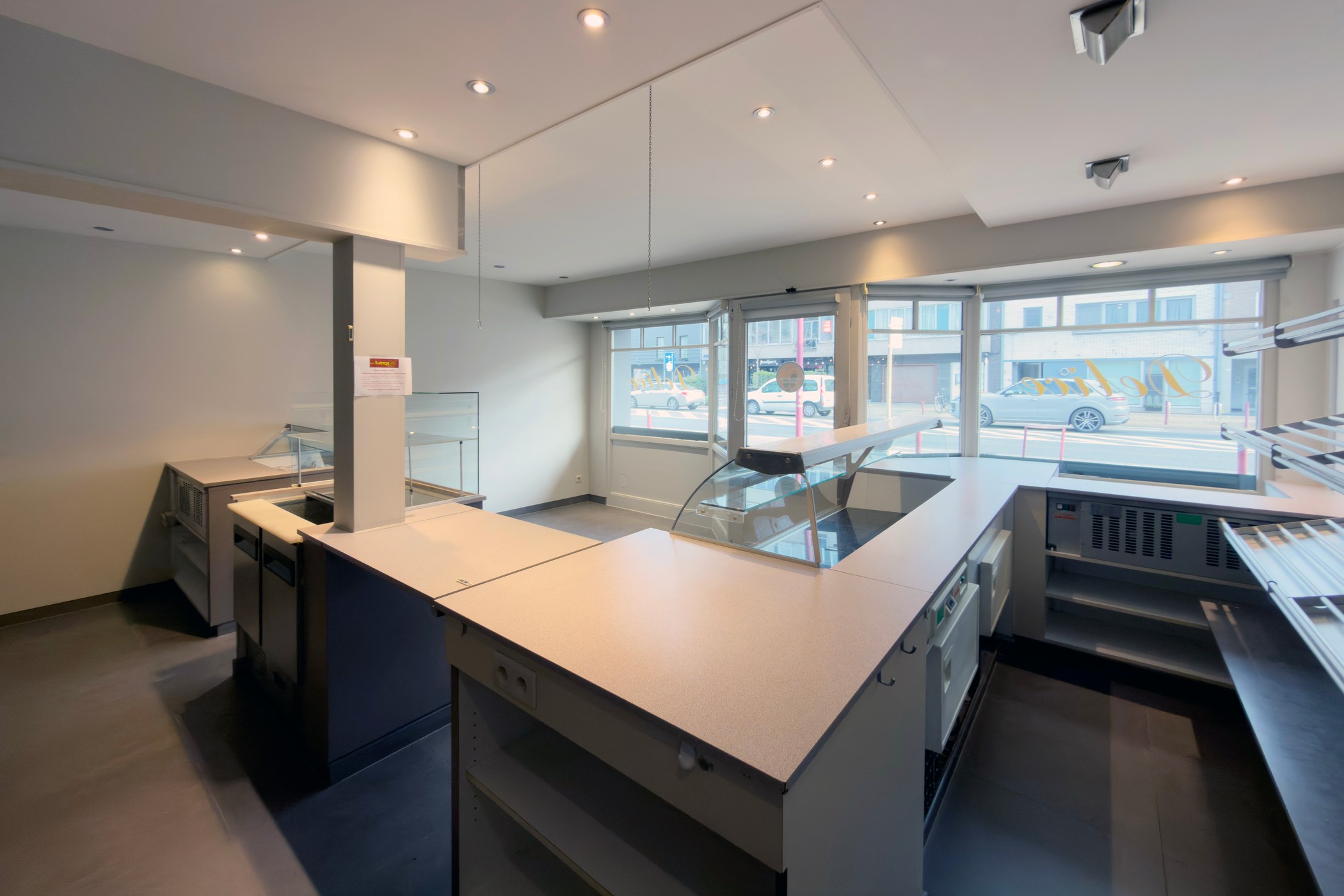 Handelspand met modern gerenoveerd duplex appartement in Deinze - photo 5