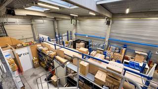 Magnifiek gelegen <strong>kantoorruimte van 344 m²</strong> met visibiliteit vanaf de bedrijvige Pontbeeklaan aan de rand van Brussel (Zellik). Vlotte bereikbaarheid dankzij de nabijheid van de R0 en de E40. <br /><br />De <strong>kantoorruimtes</strong> bevinden zich in het kwalitatieve <strong>Sphere Business Park</strong> , het gebouw is opgebouwd uit een stevige betonstructuur met polybetonvloeren (3 T/m²) en is uitgerust met moderne technieken zoals TL/LED-verlichting, ventilatiesystemen, een warmtepomp en airco die zowel kan verwarmen als koelen. Verwarming gebeurt via een recente gasketel, wat zorgt voor extra efficiëntie. Met maar liefst <strong>100 zonnepanelen</strong> en een energieneutraal op het 1ste verdiep biedt dit pand een vooruitstrevend antwoord op hedendaagse energie-uitdagingen.<br /><br />Naast functionele troeven zoals een lift, camerabewaking en <strong>15 parkeerplaatsen</strong>, beschikt het gebouw ook over een ruime, rustige binnentuin, een volledig uitgeruste fitness en een luxueuze keuken op de 1ste verdieping.<br /><br />Dit pand is uitermate geschikt voor uiteenlopende invullingen en biedt dankzij zijn moderne infrastructuur en energiezuinige karakter een bijzonder interessante opportuniteit voor wie toekomstgericht wil investeren.<br /><br />De <strong>opslagruimte van 250 m²</strong> met een vrije hoogte van 6 m en geïsoleerd dak is bijzonder functioneel en kwalitatief afgewerkt, ideaal voor diverse logistieke of bedrijfsmatige toepassingen. Opgetrokken in een solide betonstructuur met polybetonvloeren die een belasting tot 3 T/m² aankunnen, biedt deze ruimte de nodige stevigheid voor zowel zware als lichte opslag. Dankzij een grote lichtstraat en efficiënte LED-verlichting is de ruimte aangenaam verlicht, <strong>2 ruime sectionale poorten</strong> van 4 m B x 4,5 m H zorgen voor een vlotte toegang. Daarnaast is er ook nog een mezzanine van 60 m². <br /><br />Aarzel niet en contacteer<strong> PANORAMA B2B</strong> voor bijkomende inlichtingen, plannen of een plaatsbezoek <strong>0477 09 00 09</strong>.