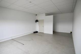 <strong>Kantoorruimte van 45 m² in het gekende Bedrijvencentrum van Tienen aan een zeer interessante huurprijs met o.a. soepele huurvoorwaarden, ruime parkeermogelijkheden voor uw medewerkers en klanten, topligging nabij E40 en station, etc. Het huren van meerdere kantoren is mogelijk! Plan beschikbaar onderaan deze pagina.</strong><br /><br />Het bedrijvencentrum beschikt daarnaast ook over aanbod van faciliteiten:<br />- globale verzekering (afstand van verhaal)<br />- een digitale telefooncentrale;<br />- een modern breedband netwerk;<br />- een publiciteitsbord met de vermelding van uw bedrijf;<br />- ruime parkeermogelijkheid voor uw medewerkers en klanten (met badge-systeem, 24/7 bereikbaar);<br />- adres en post (eigen brievenbus);<br /><br /><em>De huurprijs bedraagt 360 EUR/maand exclusief btw. De kantoorruimte is onmiddellijk beschikbaar.</em><br /><br /><strong>Het bedrijvencentrum is gelegen op een verkeerstechnische topligging t.o.v. E40, station, openbaar vervoer, winkels, restaurants, etc.</strong><br /><br />Interesse? Mail naar laurens@immogve.be of bel naar 0496 07 89 48.