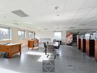 <u><strong>INDELING:</strong></u><br /><em><strong>Eerste verdieping:</strong></em><br />Trappenhal + lift - 4 burelen - landschapsbureel - keuken/kitchenette - sanitair m/v.<br /><br /><u><strong>AFWERKING:</strong></u><br />Tussenwanden zijn verwijderbaar - deze kantoorruimten zullen een opfrissing ondergaan in onderling overleg met de huurder - systeemplafonds met ingewerkte spots, verluchtingsroosters, rookdetectoren én sprinklersysteem - dubbele beglazing met ALU-schrijnwerk - stopcontacten en internetaansluitingen (wand -en vloerdozen) - alarm - airco.<br /><br /><u><strong>RANDACCOMODATIE en DIENSTEN inbegrepen:</strong></u><br />- gebruik van gemeenschappelijke parking (achteraan 150 wagens) en bezoekersparking vooraan + fietsenstalling + laadpalen beschikbaar.<br />- gebruik van gemeenschappelijke vergaderzalen (mits beschikbaarheid en reservatie) en imposante onthaalruimte met zetels/tafels etc.<br />- gebruik van centrale toiletten en toiletten voor mindervaliden in de lobby<br />- alle ICT-infrastructuur in het serverlokaal in de kelder<br />- afvalophaling<br />- inbraakalarm, brandalarm en toegangscontrole via badgesysteem<br />- onderhoud van de gemeenschappelijke delen en tuin<br />- verwarming en koeling van de terbeschikking gestelde ruimten<br />- verbruik elektriciteit en water<br />- brandverzekering huuraansprakelijkheid<br />- onroerende voorheffing<br /><br /><u><strong>LIGGING:</strong> </u><br />Zeer vlotte verbinding met autosnelweg en het openbaar vervoer, onmiddellijke verbinding naar de A19.<br /><br /><u>*Opmerkingen:</u><br />- Prijzen exclusief 21% btw (volledig recupereerbaar voor btw-plichtige !) en poetsfirma.<br />- Gemeenschappelijke eetruimte op gelijkvloers in de centrale inkomhal. Tevens restaurant aanwezig !<br />- Onze referentie op <strong>www.centro.be</strong> <strong>O0050-1</strong> of bel ons op <strong>050 70 01 02</strong><br /><br /><strong>CENTRO | BEDRIJFSVASTGOED</strong> is reeds 24 jaar <u>gespecialiseerd in de bemiddeling van commercieel- en bedrijfsvastgoed</u> in West- en Oost Vlaanderen.<br /><strong>Wilt u ook weten hoeveel uw bedrijfsgebouw waard is?</strong><br />Contacteer ons vrijblijvend voor een marktconforme waardebepaling van uw pand. <br />