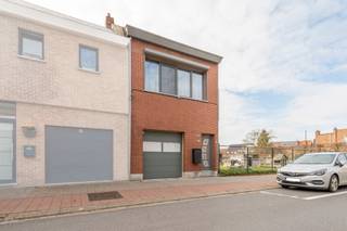 Bent u op zoek naar een woning met 4 volwaardige slaapkamers?
Dan is deze goed onderhouden woonst ongetwijfeld iets voor u!
Haar strategische ligging resulteert dan ook in een mooie mobiscore van 8.4/10.
Op het gelijkvloers komt u vooraan in de garage, waar o.a. de fietsen makkelijk kunnen worden gestald.
Centraal bevinden zich een aparte zit- en eetruimte, die grenst aan de ingerichte keuken met toestellen.
Achteraan is er een polyvalente ruimte, een apart toilet (waar de leidingen reeds zijn gelegd voor een extra badkamer) en een wasplaats.
De tuin is naar het westen gericht en heeft een terras.
Op de eerste verdieping zijn er 3 slaapkamers en een ingerichte badkamer met ligbad en lavabo.
Aan de hand van een vaste trap komt u op de zolderverdieping, waar zich de 4de slaapkamer bevindt.
Neemt u gerust contact op met ons kantoor om in samenspraak met de eigenaars een plaatsbezoek in te plannen!