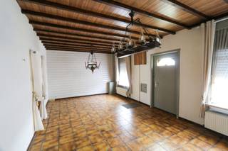 Ruime woning met zonnige koer en onderhoudsarme tuin<hr />Deze centraal gelegen woning biedt u verrassend veel ruimte, een praktische indeling en een zonnige buitenkoer. Het huis is degelijk gebouwd en ideaal voor wie een stevige basis zoekt om verder naar eigen smaak te moderniseren.<hr /><hr />Indeling:<hr />Grote leefruimte en aparte eetplaats<hr />Praktische keuken met veel opbergkasten en werkruimte<hr />Badkamer met ligbad, dubbele wastafel en toilet, er is nog een douche apart<hr />Meerdere gezellige zithoeken<hr />3 ruime slaapkamers met dakramen<hr />Extra berg-/stookruimte<hr />Zeer ruime veranda<hr /><hr />Troeven:<hr />Onderhoudsvriendelijke betegelde buitenkoer en tuin, diverse bijgebouwen<hr />Degelijke constructie en ruime vertrekken<hr />Centrale ligging, winkels en voorzieningen vlakbij<hr /><hr />Veel mogelijkheden voor renovatie en personalisatieDeze woning combineert ruimte, degelijkheid en een goede ligging. Ideaal voor wie zijn eigen stempel wil drukken. Startprijs 135 000 €, bel vandaag nog voor een bezoek.