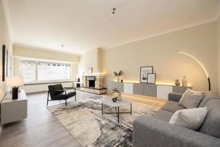 <p><span>Van de retrogroene keuken tot de gezellige sierschouw in de leefruimte: dit gelijkvloers appartement heeft nét dat tikkeltje extra charme. Achteraan geniet je van twee rustige slaapkamers en een knusse stadstuin, terwijl de verrassend ruime leefruimte baadt in het licht. Een plek met karakter, waar je meteen je eigen thuis van maakt.</span></p><p><span> </span></p><p><span>Licht & leefruimte</span></p><p><span>Via de inkomhal met handige ingemaakte vestiairekasten kom je binnen in de ruime leefruimte van maar liefst 34,5 m². De grote raampartijen zorgen hier voor veel natuurlijk licht, terwijl de verzorgde parketlaminaatvloer en de sierschouw warmte en gezelligheid toevoegen. De witte marmeren vensterbanken en elektrische rolluiken maken het plaatje compleet.</span></p><p><span>Aansluitend vind je de aparte keuken, die meteen opvalt door haar speelse retro-uitstraling met groene kastfronten. Dankzij de grote raampartij geniet je ook hier van veel licht. De keuken beschikt over een elektrisch kookvuur, dubbele spoelbak en voldoende werk- en opbergruimte.</span></p><p><span> </span></p><p><span>Rust achteraan</span></p><p><span>Achteraan liggen de twee slaapkamers, rustig gelegen en allebei voorzien van rolluiken en vliegenramen. De grootste slaapkamer geeft rechtstreeks toegang tot het gezellige stadsterras van ca. 12 m² — een fijne plek om buiten te zitten of wat groen toe te voegen aan je woonomgeving.</span></p><p><span>De badkamer is praktisch ingericht met een ligbad en douchekop, een breed badkamermeubel met wastafel en aansluiting voor een wasmachine. De recent vernieuwde Vaillant condensatieketel (2023) zorgt bovendien voor extra comfort en energiezuinigheid.</span></p><p><span> </span></p><p><span>Groen & gezellig Deurne</span></p><p><span>Boekenberglei ligt op een fijne locatie in Deurne-Zuid, een buurt die geliefd is om haar combinatie van statige lanen, groen en gezellige adresjes. Op wandelafstand vind je het prachtige Boekenbergpark, ideaal voor een ochtendwandeling of een rustige koffie in het groen, terwijl ook het Rivierenhof niet veraf ligt voor sport, ontspanning en zomerconcerten.</span></p><p><span>Voor een koffie of lunch heb je verschillende leuke plekken in de buurt, zoals Bar Kotee, BAR STARK met z’n gezellige tuin of de populaire zuurdesembakkerij Bloemberen op de Boekenberglei zelf. Ook rond het Te Boelaerpark en de Herentalsebaan vind je heel wat fijne cafés, buurtwinkels en lokale handelszaken. Dankzij de tramhalte vlakbij sta je bovendien in geen tijd in hartje Antwerpen. Hier woon je rustig, maar toch met alles dichtbij.</span></p><p><span> </span></p><p><span>maatregelenregister: niet opgenomen</span></p>