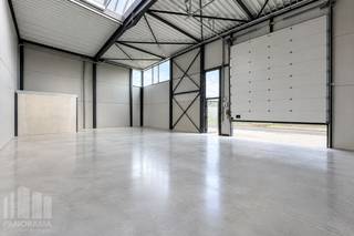 Nieuwbouw KMO-unit met een oppervlakte van +/- 160 m² te huur, de unit maakt deel uit van de gloednieuwe KMO-site <strong>"CLARYSSE BUSINESS PARK"</strong> en is uitstekend gelegen langs de Brugsesteenweg (N50) en biedt moderne en hoogwaardige KMO-units. <br /><br />De casco loods is opgebouwd uit een staalconstructie in combinatie met betonwanden en architecturale sandwichpanelen en heeft een vrije hoogte van +/- 6 m. Het magazijn is toegankelijk via een automatische sectionale poort (4m B x 4,5 m H) met geïntegreerde loopdeur of met aparte toegangsdeur met bovenliggende raampartij. Daarnaast is de unit voorzien van een lichtstraat met rookluik (brandklasse C), geïsoleerd steeldeck, polybetonvloer, aansluitingen voor water, elektriciteit en een afvoer.<br /><br />2 privatieve parkeerplaatsen inbegrepen.<br />Onmiddellijk beschikbaar.<br /><br />Contacteer <strong>PANORAMA B2B</strong> voor bijkomende inlichtingen of een vrijblijvend plaatsbezoek <strong>050 300 800</strong>.