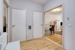 Dewaele vastgoed biedt dit verzorgde en instapklare appartement te koop aan op de eerste verdieping van een welonderhouden gebouw aan de Laarsebaan 91. <br /><br />Het pand heeft een bewoonbare oppervlakte van 82 m² en beschikt over een uitstekende energieprestatie met een gunstig EPC-label B. De elektrische installatie is bovendien volledig conform. In het gebouw werden recent het dak vernieuwd en de ramen vervangen door nieuwe, kwalitatieve beglazing.<br /><br />Indeling van het appartement:<br />- Inkomhal: centrale toegang tot alle ruimtes<br />- Woonkamer & eetruimte: lichtrijke leefruimte met een aangename zithoek en eetplaats.<br />- Keuken: praktische, volledig ingerichte keuken met direct toegang tot het terras<br />- Slaapkamer 1: ruime master bedroom<br />- Slaapkamer 2: tweede slaapkamer, momenteel uitgerust met een wand van ingemaakte kasten (ideaal als dressing, kinderkamer of bureau).<br />- Badkamer: eigentijdse badkamer met dubbele wastafel met spiegelkast, handdoekradiator en een douchecabine<br />- Apart toilet: afzonderlijke toiletruimte in de hal<br />- Terras: rustig, west-georiënteerd terras achteraan, voorzien van een ingebouwde opbergkast<br /><br />De ligging in Merksem is absoluut top. U woont op een uiterst gegeerde locatie aan de Laarsebaan, met het groene Runcvoortpark op wandelafstand. Winkels, scholen, openbaar vervoer en belangrijke invalswegen naar de Antwerpse Ring liggen allemaal in de directe nabijheid.<br /><br />Bent u geïnteresseerd om dit vastgoed te kopen in Merksem? Aarzel dan niet om ons te contacteren. Had u graag een gratis schatting van uw eigendom via ons immokantoor? Bel ons voor een vrijblijvend gesprek of mail naar yannick.schnorbusch@dewaele.com<br /><br />Bestuursmaatregelen in het maatregelenregister: nee