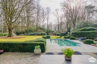 Zeer stijlvolle en hoogwaardig afgewerkte villa gelegen in Kapellen-Bos, met o.a. een lichtrijke en ruime leefruimte, luxueuze leefkeuken...