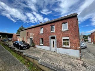 <p><span>Deze authentieke langgevelhoeve werd haaks op de straat ingepland, met de gevel en alle ramen naar het zuiden gericht. Het woongedeelte dient verder gerenoveerd te worden en bestaat nu uit een living aan de voorkant, daarachter de keuken en berging met badkamer. Boven zijn er 2 slaapkamers afgewerkt en er kunnen er nog zeker 2 bijgemaakt worden (of kleine studio). Achter het woongedeelte is er een grote overdekte stalling die kan dienen als opslag + overdekte zithoek met zicht op de groene tuin. Deze daken werden vernieuwd, alsook die van de woning zelf. De start is gegeven, een handige koper doet er verder zijn ding mee en maakt er ongetwijfeld een parel van!</span></p>