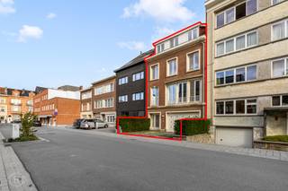 Met veel trots stellen wij u deze statige herenwoning voor, discreet gelegen in een residentiële straat aan de groene zuidrand van Leuven, vlak bij Abdij van Park. Deze karaktervolle, lichtrijke woning verrast met haar indrukwekkende volumes en biedt bijzonder veel potentieel om uw droomwoning te realiseren. Ook voor een vrij beroeper die wonen en werken wil combineren, zijn er tal van mogelijkheden. Op het gelijkvloers vindt u een royale inkomhal en een ruim bureel met eigen sanitair, ideaal als praktijkruimte of wachtkamer, maar evengoed als extra zithoek. Van hieruit heeft u toegang tot de grote, charmante stadstuin, waar u heerlijk kunt ontspannen of gezellig tafelen met familie en vrienden. De royale leefruimtes genieten van een prachtige natuurlijke lichtinval en versterken het aangename ruimtegevoel doorheen de woning. Ook de slaapkamers zijn met hun oppervlaktes van 20 tot 30 m² uitzonderlijk ruim. Afhankelijk van de indeling zijn er tot wel zes slaapkamers mogelijk. De inpandige dubbele garage en de oprit met plaats voor twee extra wagens zorgen voor bijzonder veel comfort, zo dicht bij de stad. Bovendien beschikt de woning over een gunstig EPC-label B. Dit is geen alledaagse woning, maar een lichtrijk herenhuis met karakter, royale ruimtes en eindeloos veel mogelijkheden om er helemaal uw thuis van te maken. Interesse? Contacteer ons via info@homies.be of bel 016 22 82 22