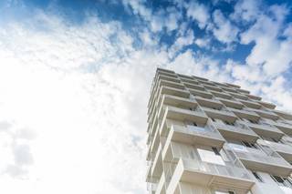 Magnifique appartement de 3 chambres (183 m²) dans la résidence K-Tower.Grâce aux terrasses, vous pourrez profiter d'une vue spectaculaire et imprenable sur les vastes environs de Courtrai.Equipé de tout le confort et de stores électriques.Disposition : - hall d'entrée avec toilettes invités- espace de vie (80m²)- terrasse (23 m², orientée sud)- cuisine ouverte avec lave-vaisselle, four, micro-ondes, cuisinière, évier double, réfrigérateur- chambre principale (14 m²) avec salle de bain attenante, équipée d'une baignoire, d'une douche, d'une double vasque et de toilettes- 2 chambres (12 m² et 12 m²)- 2 terrasses (8 m² et 8 m²)- deuxième salle de bain avec douche et double vasque- 2 débarras- garage souterrain privé fermé, suivi d'un espace de rangement séparé- espace de rangement au deuxième sous-solDans l'ensemble :- disponible à partir de septembre 2026 !- syndic : 50,00 €/mois - paiements anticipés pour la consommation privée de chauffage et d'eau : 70,00 €/moisDésirez-vous une visite ? Alors demandez votre rendez-vous via www.dewaele.com !