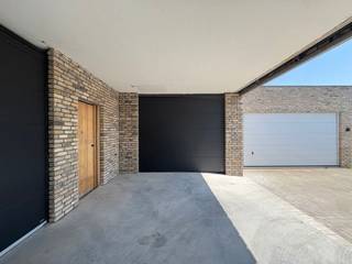 <span>Deze opslagruimte/ loods van +/- 255m2 is gelegen in de Hugo Verriesstraat in Izegem.</span><br /><br /><span>De opslagruimte heeft een hoogte van +/- 3 meter. De opslagruimte/ loods bestaat uit een gelijkvloers verdiep van 185m2 en een 2e verdiep van 70m2. Het is mogelijk om aanvullende kantoren te realiseren.<br /><br />U kan vrij inrijden met een ruime doorgang waar u vervolgens terechtkomt op een site van diverse garageboxen en opslagruimtes. </span><br /><br /><span>Afmetingen sectionale poort: 3,5m breedte en 2,85m hoogte.</span><br /><br /><span>De opslagruimte is uitgerust met een sectionaalpoort, water, gas en zware elektriciteit.</span>