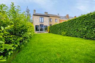 Immo Pické biedt U deze gunstig gelegen en goed onderhouden woning aan gelegen in de nabijheid van winkels, scholen, openbaar vervoer en de belangrijkste verbindingswegen. Deze woning is als volgt ingedeeld:<br />- Gelijkvloerse verdieping: een inkomhal, een ruime garage en een ruime berging/wasplaats<br />- Op de eerste verdieping: een hal, een lichtrijke woonkamer met zicht op het terras en de tuin, een geïnstalleerde keuken en een ruime eetkamer<br />- Op de tweede verdieping: een nachthal, 3 slaapkamers en een badkamer.<br />- Zolderverdieping: inrichtbare zolder toegankelijk via een vaste trap.<br /><br />Mogelijkheid om naastliggende bouwgrond (gelegen in een niet vervallen verkaveling) voor een gesloten bebouwing bij aan te kopen.