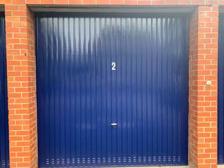 Deze garage met handmatige kantelpoort is gelegen in de Felix D'Hoopstraat 166 te Tielt maar te bereiken via de Stoopsmolenweg.Er is aanwezigheid van...