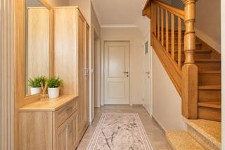 <p><span>Volledig gerenoveerde woning met 4 slaapkamers op ruim perceel van 1.037 m² in Sint-Niklaas</span></p><p><span>Op een rustige en aangename ligging in Sint-Niklaas bevindt zich deze volledig gerenoveerde woning met aanbouw, gelegen op een uitzonderlijk ruim perceel van maar liefst 1.037 m². De combinatie van een ruime woning, vier slaapkamers, een grote tuin en een uitstekende bereikbaarheid maakt dit een bijzonder interessante gezinswoning.</span></p><p><span>Bij het binnenkomen wordt u verwelkomd in een inkomhal die toegang geeft tot de verschillende leefruimtes. Vooraan bevindt zich een ruime voorplaats die naar eigen wens kan worden ingericht. Verder beschikt de gelijkvloerse verdieping over een apart toilet, een volledig ingerichte keuken voorzien van alle toestellen en een ruime living waar voldoende plaats is voor een comfortabele zithoek en eethoek. Dankzij de aanbouw beschikt de woning bovendien over extra leef- en gebruiksruimte. Aansluitend bevindt zich een praktische berging/wasplaats met toegang tot de bijzonder ruime tuin.</span></p><p><span>De eerste verdieping omvat maar liefst vier ruime slaapkamers, waardoor deze woning ideaal is voor gezinnen en bovendien heel wat mogelijkheden biedt voor een bureau, hobbyruimte of dressing. Daarnaast is er een volledig ingerichte badkamer.</span></p><p><span>De woning beschikt tevens over een ruime zolder die bereikbaar is vanuit de woning. Deze ruimte biedt nog heel wat extra mogelijkheden en kan, mits de nodige inrichting, perfect dienstdoen als bijkomende slaapkamer, hobbyruimte of polyvalente ruimte.</span></p><p><span>De woning werd volledig gerenoveerd en verkeert hierdoor in een instapklare staat. Met een EPC-label B en een conforme elektrische installatie zijn bovendien ook op energetisch en technisch vlak belangrijke troeven aanwezig.</span></p><p><span>Een absolute blikvanger is het grote perceel van 1.037 m², met een ruime tuin die volop mogelijkheden biedt voor gezinnen, ontspanning, spelende kinderen of liefhebbers van buitenruimte. Ook parkeergelegenheid vormt geen probleem dankzij de ruime mogelijkheden in de straat.</span></p><p><span>De woning is zeer rustig gelegen en bevindt zich toch op korte afstand van belangrijke invalswegen, waardoor zowel het centrum van Sint-Niklaas als de omliggende gemeenten vlot bereikbaar zijn.</span></p><p><span>Een ruime, volledig gerenoveerde woning met vier slaapkamers, extra mogelijkheden op zolder en een uitzonderlijk groot perceel. Een ideale gezinswoning voor wie ruimte, comfort en een rustige ligging wil combineren.</span></p><p><span> </span></p><p><span>Interesse? Neem contact op met Immo Twins voor meer informatie of een bezoek ter plaatse via 052/55.55.55 of </span><span><span>info@immotwins.be</span></span><span>.</span><span> </span></p><p><span>BEZOEKDAG OP 12/10/26 </span></p><p><span> </span></p><p><span> </span></p>