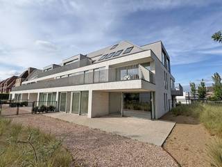 6% BTW mogelijk.  Gelijkvloers appartement met terras en tuintje gelegen in de Residentie AQUILO, een stijlvolle nieuwbouwresidentie waar comfortabel wonen en de charme van de Belgische kust samenkomen. Het project bestaat uit 16 moderne appartementen met twee of drie slaapkamers, elk afgewerkt met duurzame en kwalitatieve materialen.  De woonruimtes zijn ruim opgevat en baden in een sfeer van rust, licht en verfijning. Voor de appartementen op de tweede verdieping is een ruime zolderberging inbegrepen, wat zorgt voor extra praktische opbergruimte.  Bij het ontwerp werd niet alleen aandacht besteed aan esthetiek en comfort, maar ook aan energieprestaties en duurzaamheid. Elke woonunit beschikt over eigen zonnepanelen en wordt uitgerust met een warmtepomp, performante isolatie en een ventilatiesysteem D, wat bijdraagt aan een energiezuinige en toekomstgerichte woonkwaliteit.  Ondergronds is er de mogelijkheid om een afgesloten garage of private berging bij te kopen.  Ref. Aquilo 154 00.02