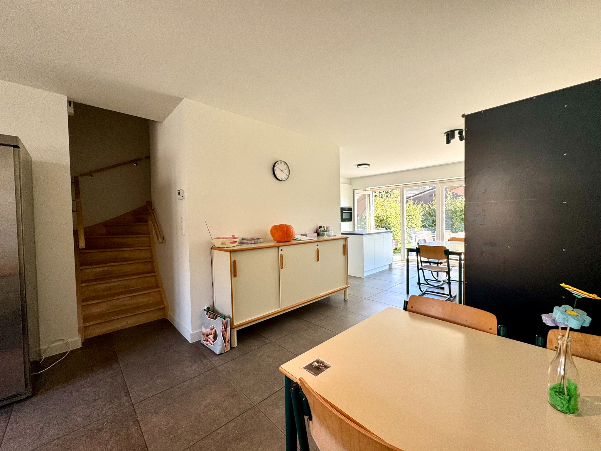 Recente woning met 3 slaapkamers, tuin en polyvalente zolder. - foto 5