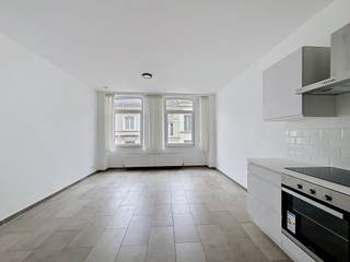 Vraag uw bezoek aan via immodavinci.be <br /><br />Ligging:<br /><br />Dit appartement is uitstekend gelegen in de Hoogstraat in Gent, vlakbij De Poel en op wandelafstand van het historische centrum. Dankzij deze toplocatie geniet u van tal van winkels, horeca, openbaar vervoer en alle voorzieningen binnen handbereik. Een ideale plek voor wie centraal wil wonen in een levendige stadsomgeving.<br /><br />Indeling:<br /><br />Het appartement werd recent gerenoveerd en biedt een aangename en praktische indeling. De leefruimte geniet van veel natuurlijk licht en sluit aan op de keuken. Verder beschikt het appartement over een aparte slaapkamer en een badkamer.<br /><br />Extra comfort wordt voorzien dankzij de reeds aanwezige gordijnen en klerenkast, waardoor u meteen zorgeloos kan intrekken.<br /><br />Troeven<br /><br />Gerenoveerd appartement<br />Topligging in centrum Gent<br />Wandelafstand van historisch centrum en De Poel<br />1 aparte slaapkamer<br />Gordijnen en klerenkast reeds aanwezig<br />Geen gemeenschappelijke kosten<br />EPC C<br />Direct beschikbaar<br />Langetermijncontract (9 jaar)<br /><br />Een gezellig en instapklaar appartement op een absolute toplocatie in Gent — ideaal voor wie comfortabel en centraal wil wonen.