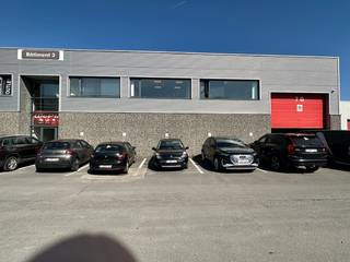 Op een strategische locatie in Braine-l’Alleud bieden wij deze functionele bedrijfsruimte te huur aan. Het pand beschikt over 760 m² opslagruimte...