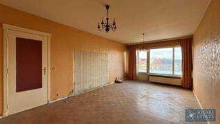 <p><span>!! GERECHTELIJKE VERKOOP = GEEN KREDIETCLAUZE MOGELIJK</span></p><p><span> </span></p><p><span>Square Estate biedt u dit te renoveren appartement aan, gelegen in Sint-Jans-Molenbeek.</span></p><p><span> </span></p><p><span>Dit appartement biedt een mooi transformatiepotentieel en is ideaal voor een investeerder of iemand die een interieur naar eigen smaak wil creëren.</span></p><p><span>Het bestaat uit: een lichte woonkamer, een keuken die u naar eigen wens kunt renoveren, een badkamer, een apart toilet en een terras dat een aangename buitenruimte biedt. </span></p><p><span> </span></p><p><span>Dit appartement ligt dicht bij winkels, scholen en openbaar vervoer en is een mooie kans.</span></p><p><span> </span></p><p><span>!! Informatie over de syndicus in afwachting </span></p><p><span> </span></p><p><span>Voor meer informatie of om een bezichtiging te plannen, kunt u contact met ons opnemen op 02/460.42.01 of lk@square-estate.be. </span></p>