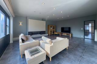 In de charmante dorpskern van Eke bevindt zich dit ruime duplex appartement, dat een perfecte combinatie biedt van comfort, ruimte en een...