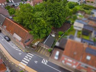 Op zoek naar een bouwgrond waarop u uw plannen op eigen tempo kan realiseren? Deze bouwgrond in de Leiestraat te Kuurne heeft een oppervlakte van 323 m² en biedt interessante mogelijkheden zonder bouwverplichting. Daardoor vrij te bouwen wanneer het voor u het juiste moment is.<br /><br />Op het perceel bevinden zich momenteel een carport (hoogte van circa 2,30 m) en een dubbele garage (hoogte van circa 1,85 m). Hier is elektriciteit aanwezig. Deze kunnen onmiddellijk dienst doen voor eigen gebruik, bijvoorbeeld voor het stallen van voertuigen, opslag of hobbyruimte. Wie niet meteen bouwplannen heeft, kan bovendien overwegen om deze ruimtes tijdelijk te verhuren in afwachting van toekomstige bouwplannen.<br /><br />Het perceel is gelegen in woongebied, geen verkaveling &amp; BPA/RUP van toepassing. Indicatief kan rekening worden gehouden met de principes van de goede ruimtelijke ordening:<br />•halfopen bebouwing met min. 3 m vrije zijstrook<br />•bouwdiepte gelijkvloers max. 15 m<br />•bouwdiepte verdieping max. 12 m<br />•gabarit en kroonlijsthoogte dienen aan te sluiten bij het aanpalende gebouw<br />•maximale terreinbezetting van 50%<br />•vloerpas van de woning minimaal 40 cm boven het maaiveld<br /><br /><br />Waarom dit perceel overwegen?<br /><br />✔ Geen bouwverplichting<br />✔ Perceel van 323 m²<br />✔ Carport en dubbele garage aanwezig<br />✔ Mogelijkheid tot tijdelijk eigen gebruik of verhuur<br />✔ Gelegen in woongebied<br />✔ Potentieel voor halfopen bebouwing<br />✔ Interessante ligging in Kuurne<br /><br />Interesse, bel 0471 69 44 30<br />Attesten &amp; documenten: www.nestr.be