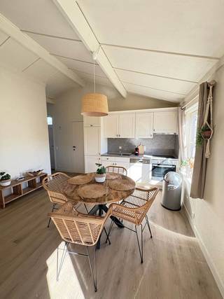 Bienvenue dans cette magnifique maison de vacances rénovée (2025) située dans le parc de vacances Zeewind 1 à Bredene.Cette charmante maison de plage...