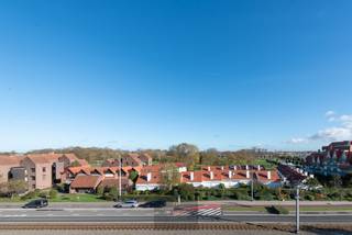 Recent duplex-appartement op de 3e verdieping in de residentie Villa Crombez gelegen aan de rand van de Simli-wijk en vlakbij de wandelpromenade en havengeul te Nieuwpoort-Bad. Indeling: Inkom, apart toilet met wastafel, aparte berging, woonkamer met open keuken, terras uitgevend op de Albert-I-Laan, de bovenverdieping omvat de badkamer met wastafel en ligbad met douche, aparte slaapkamer en slaaphoek. EPC: 103 kWh/m².  NIEUWE VOORWAARDEN. Vraagprijs: 239000€