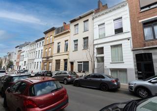 Ruime woning met mogelijkheden op het bruisende ZuidOp een uitstekende locatie op het Zuid, vlakbij het Hof Van Leysen en de Markgravelei, bevindt...