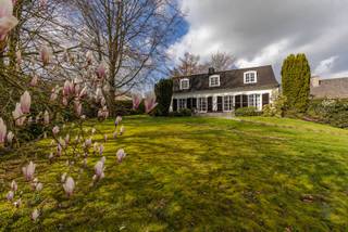 Deze karaktervolle Franse villa straalt charme en klasse uit vanaf het eerste moment. Via de statige inkomhal betreedt u de woning, waar authenticiteit en ruimtegevoel meteen samenkomen. De ruime, lichtrijke leefruimte met prachtig parket vormt het hart van de woning en biedt een warme en uitnodigende sfeer.<br /><br />Aansluitend vindt u een afzonderlijke keuken met aanpalend een handige berging. Daarnaast beschikt de woning over een bijkeuken en sanitaire cel, en een gastentoilet wat extra comfort en functionaliteit biedt. Een afzonderlijk bureel maakt thuiswerken in alle rust perfect mogelijk.<br /><br />Op de verdieping bevindt zich een ruime nachthal die toegang geeft tot vier volwaardige, ruime slaapkamers. De verdieping wordt vervolledigd met een grote badkamer en een afzonderlijk toilet.<br /><br />Verder beschikt de woning over een ruime kelder met voorraadmogelijkheden en een dubbele garage, wat zorgt voor extra bergruimte en praktisch gemak.<br /><br />Buiten geniet u van een aangename tuin waar het heerlijk tot rust komen is. Het terras is uitgerust met een zonneluifel, ideaal om ook op warme dagen comfortabel buiten te vertoeven. Bovendien is er de mogelijkheid om het achtergelegen perceel van circa 1680 m² (zwart gearceerd op de laatste luchtfoto) optioneel bij aan te kopen; de arcering is louter indicatief en biedt geen enkele waarborg omtrent de exacte oppervlakte of afmetingen.<br /><br />Kortom: een prachtige, karaktervolle villa waar rust, ruimte en charme hand in hand gaan.