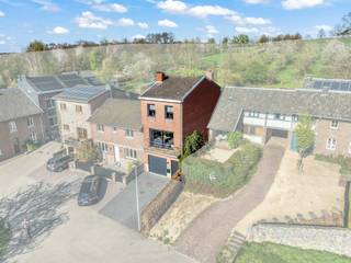 Idyllisch gelegen gezinswoning op een bijzonder mooie locatie te Sint-Pieters-Voeren. In dit pittoreske dorp is het rustig vertoeven in de...