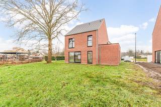Matexi bouwt aan de gloednieuwe woonbuurt 'Scharent' met 14 open nieuwbouwwoningen langsheen een buurttuin. Elke woning beschikt over 3 slaapkamers en een eigen tuin. Zo heb jij alle (groene) ruimte om te genieten van het leven. <br />De ruime woningen beschikken over voldoende opbergruimtes om gerief in kwijt te geraken. Daarnaast wordt er ruimte voor een bureau voorzien. Ideaal voor wie af en toe eens telewerkt!<br />Nood aan een extra atelierruimte, slaapkamer of iets anders? In de optioneel inrichtbare zolder worden je dromen werkelijkheid. Interesse? Neem snel contact op voor alle gedetailleerde info.