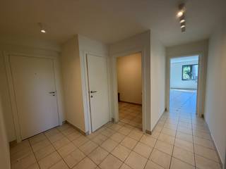 Dit instapklaar appartement is gelegen te Duineneind 22/5 en in het centrum van Kasterlee. Door de centrale ligging zijn scholen, winkels en het openbaar vervoer op een zeer korte afstand gelegen.<br /><br />Prachtig appartement op de 2de verdieping voorzien van alle comfort.<br /><br />Bestaande uit:<br />- Inkomhal<br />- Zeer ruime woonkamer met open keuken<br />- Gastentoilet<br />- Badkamer voorzien van inloopdouche en wastafel<br />- Bergruimte<br />- 2 slaapkamers<br />- Terras - buitenruimte<br />- Ondergrondse berging<br /><br />Extra:<br />- Lift aanwezig<br />- Gunstig EPC A<br />- Huurprijs: 850 euro/maand + 50 euro/maand gemeenschappelijke kosten<br />- Het appartement is onmiddellijk beschikbaar<br /><br />Uitsluitend via onze website www.vastengoed.be kan u een bezichtiging inplannen op de vooropgestelde bezoekmomenten. Voor andere vragen kan u het kantoor bereiken op het nummer 014 72 73 74