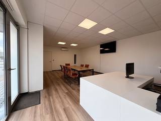 Bedrijfshal van ± 440 m² met uitbreidbare kantoorruimte op toplocatie in industriezone MaasmechelenOp zoek naar een moderne en strategisch gelegen...