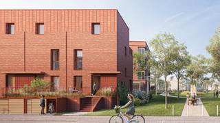 Welkom in De Stip, een vooruitstrevend nieuwbouwproject in Gentbrugge, gelegen tussen de Tennisstraat, Arthur Van Laethemstraat en de Bruiloftstraat, op de voormalige site van AA Gent en La Gantoise.
Hier woon je in een moderne, groene wijk met een sterke focus op duurzaamheid en leefkwaliteit.
Project De Stip omvat 135 wooneenheden, verdeeld over 11 gebouwen:
- 66 eengezinswoningen met private buitenruimte
- 69 appartementen met ruime terrassen
- Commerciële ruimtes die zorgen voor extra levendigheid
De wijk is ontworpen als een laagdorpse woonomgeving met veel licht, groen en een gedeeld park
De Stip zet volop in op duurzaamheid met:
- E-peil lager dan E10
- Collectieve geothermische verwarming (BEO-veld)
- Waterbuffering en biodivers beplantingsplan
- Gebruik van duurzame materialen
- Lage energiekosten, optimaal comfort en 6% btw mogelijk bij aankoop.
De Stip ligt op een strategische locatie in Gentbrugge.
Troeven:
- Energiezuinige woningen (E-peil lager dan E10)
- Collectieve geothermie via ESCO
- 6% btw mogelijk
- Rustige, groene ligging
- Kwalitatieve architectuur
Contacteer ons vandaag voor meer informatie over de beschikbare appartementen en woningen op 0488 14 62 77.
De weergegeven renders dienen uitsluitend ter illustratie en kunnen afwijken van de uiteindelijke uitvoering. In geval van verschillen of interpretatieverschillen primeren steeds het lastenboek en de plannen op de visuele voorstellingen.