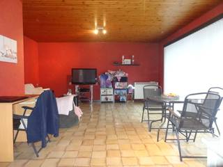 Ruim appartement met 2 slaapkamers en terras gelegen in Wevelgem:gelegen op het 2de verdiepAppartement bestaande uit Inkom, apart toilet, woonkamer,...