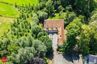 Bestaande uit 4 vergaderruimten van ca. 120m², keukens, bergingen, kelder, dubbele garage, bos, tuin en parking. Appartement met living, keuken,...