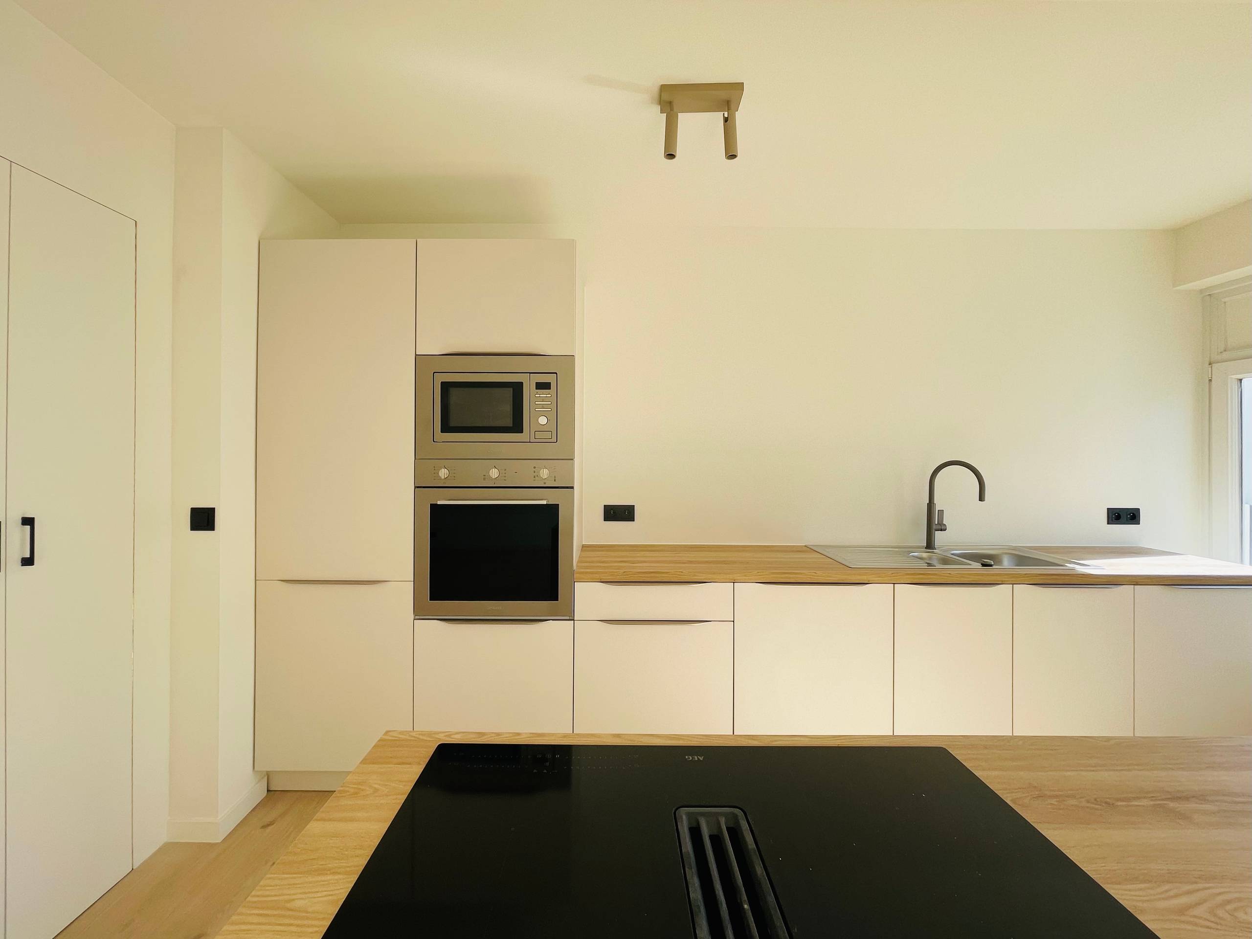 Stijlvol gerenoveerd, lichtrijk en zonnig, appartement (93m²) met terras, autostaanplaats en waterzicht nabij Bijloke/STAM. - foto 4